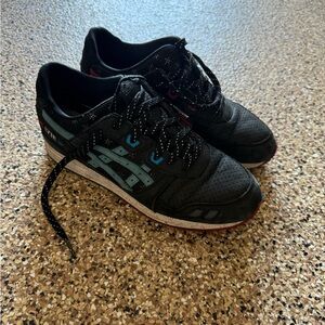 Asics size 8 men’s wale edition